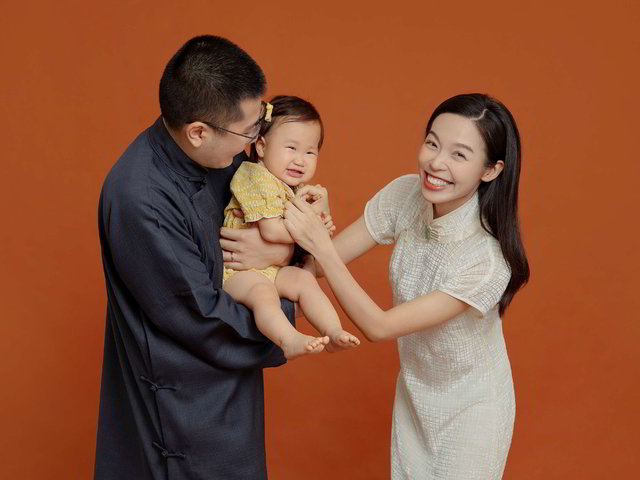 《初見》（新生嬰兒、第一張全家福&mdash;&mdash;從第一次抱你開始。）